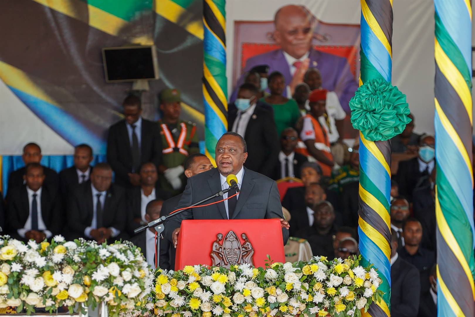Pres. Uhuru Kenyatta was een van verskeie Afrika-leiers wat Maandag hulde aan wyle pres. John Magufuli gebring het. Foto: Reuters 