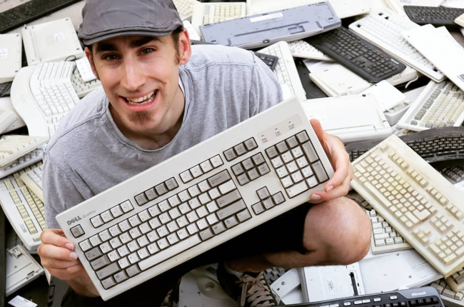 Deaf artist, Erik Jensen from the US is reusing old computer keyboards to create art. (Photo: instagram.com/erikjensenar)