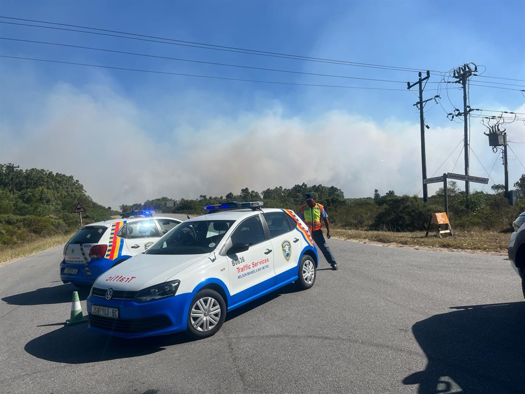 A cautionary advisory is in place urging individuals to steer clear of the Sardinia Bay vicinity, given the current uncontrollable nature of the fire.