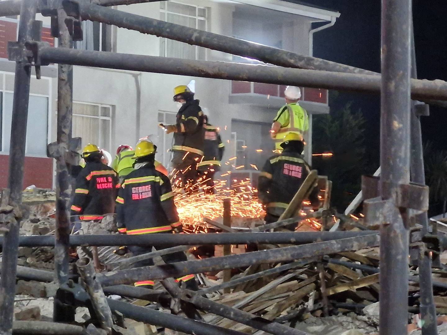Lede van George se brand-en-reddingsdienste op die perseel waar ’n gebou Maandag ineengestort het.Foto: Tuinroete Rampbestuur