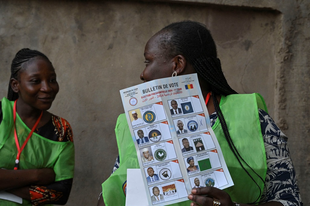 Los escrutadores sostienen las papeletas durante el recuento de los votos para las elecciones presidenciales de Chad en un colegio electoral en Yamena el 6 de mayo de 2024. (Issouf SANOGO / AFP)