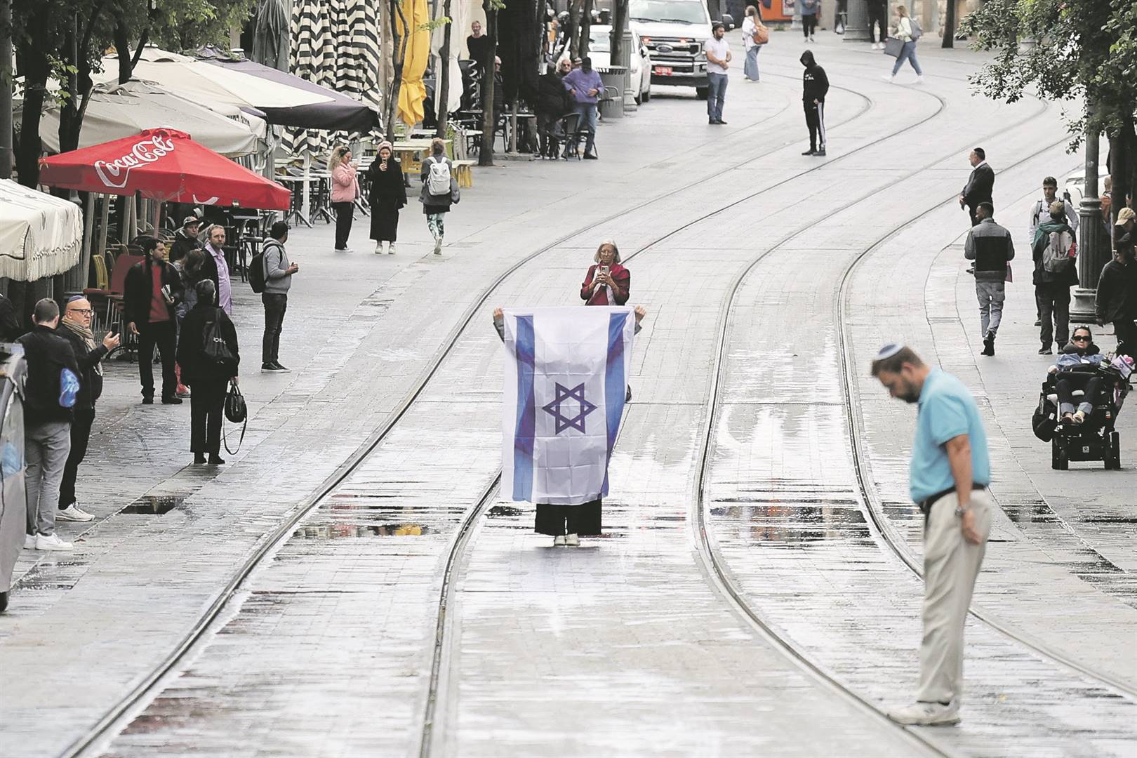 Mense in Jerusalem staan Maandag stil gedurende ’n twee minuut lange sirene wat Israel se jaarlikse herdenkingsdag van die Joodse volks­moord aankondig. Foto: Reuters