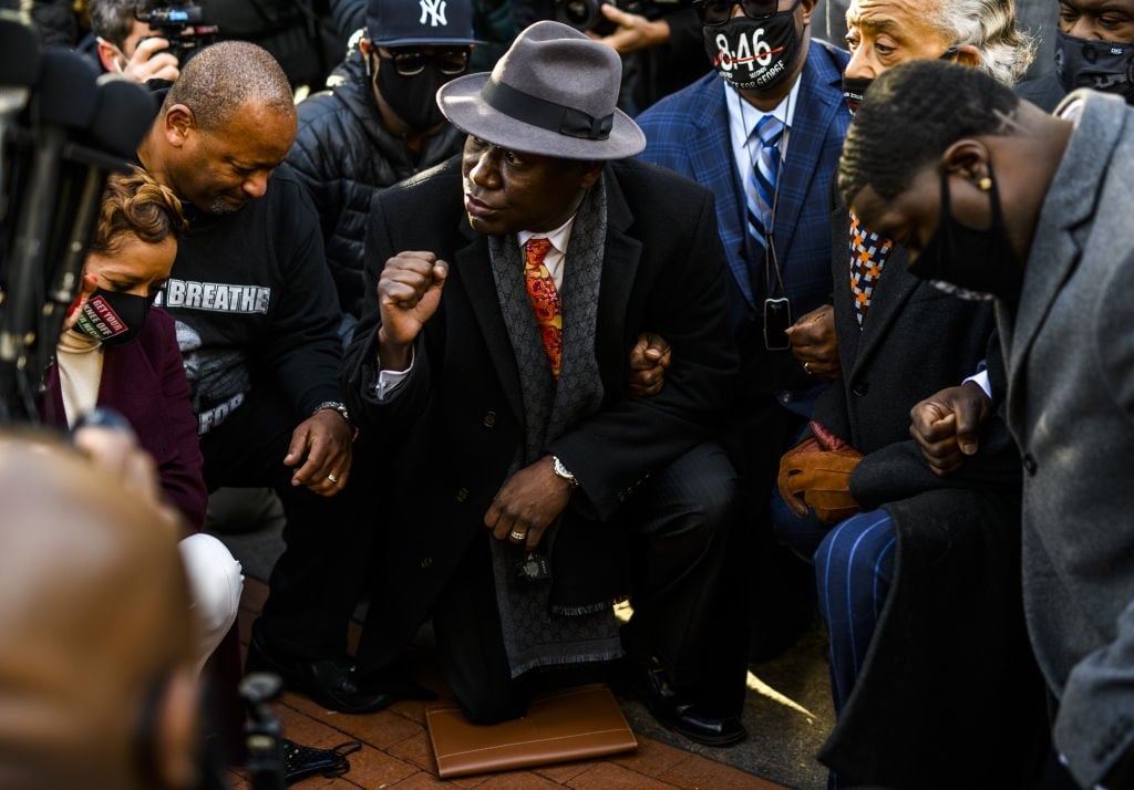 pics-george-floyds-family-al-sharpton-take-the-knee-outside-court-as-murder-trial-starts-news24