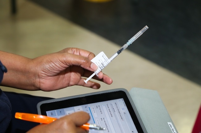 To date, more than 220 000 South African healthcare workers have received the Johnson & Johnson vaccine. (Photo: Gallo Images/ Luba Lesolle ED)