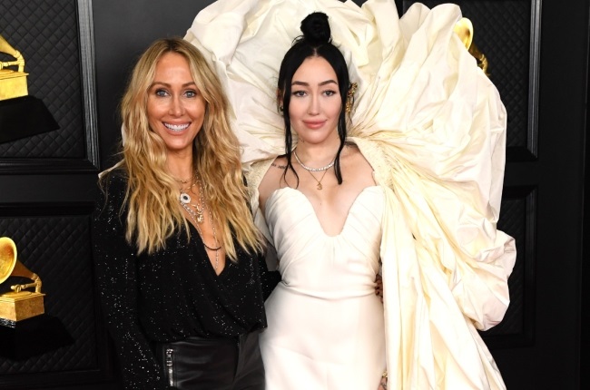 A family friend claims Tish Cyrus pursued her now-husband Dominic Purcell while the Prison Break actor was dating her daughter, Noah. (PHOTO: Getty Images/Gallo Images)