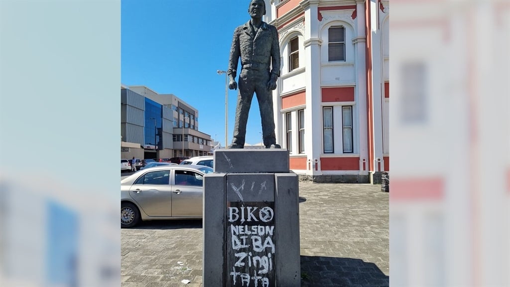 The statue of the late Black Consciousness Movement founder Steve Biko standing outside East London city hall in Buffalo City Metro has been vandalised.