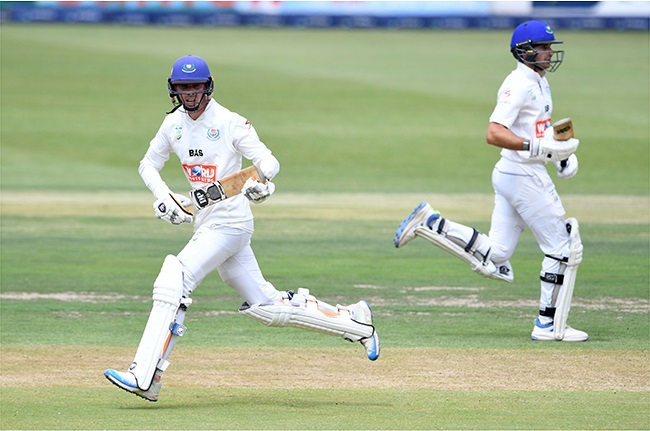 Daniel Smith and Gavin Kaplan shared an 87-run stand that allowed Western Province to post 312 in their first innings before reducing the Lions to 10/2 in the second innings on day two. (Image: Lee Warren/Gallo Images)