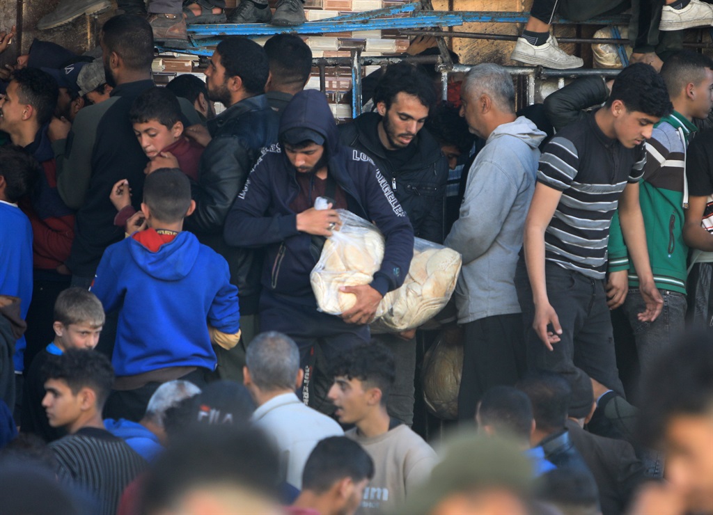 Rafah, Gaza – 29. február: Palestínčania sa zhromažďujú a