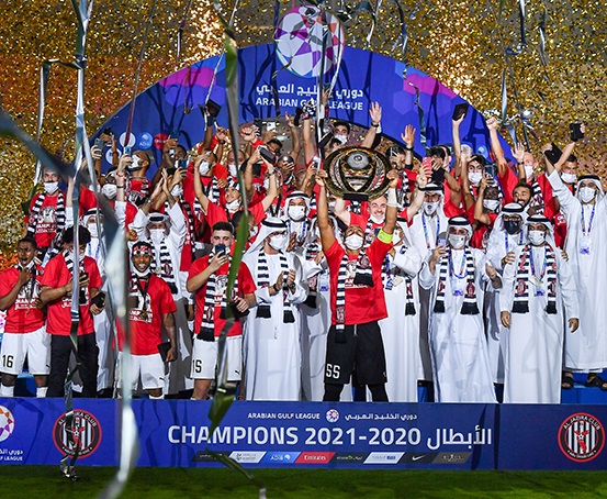 Thulani Serero celebrates the Arab Gulf League title.