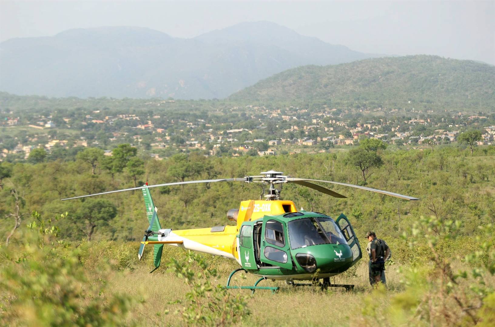 Die polisie en veldwagters het ook ’n helikopter ingespan om na die vermiste Elvis Baloyi te soek. Foto: Gallo Images