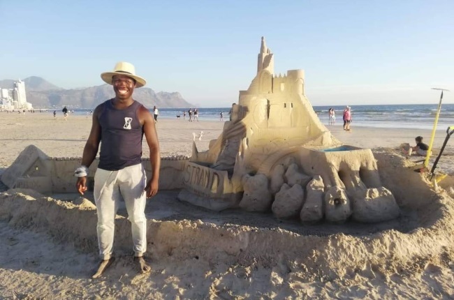 Innocent Zungu wows with his 4-metre long sand sculpture. (PHOTO: Supplied)