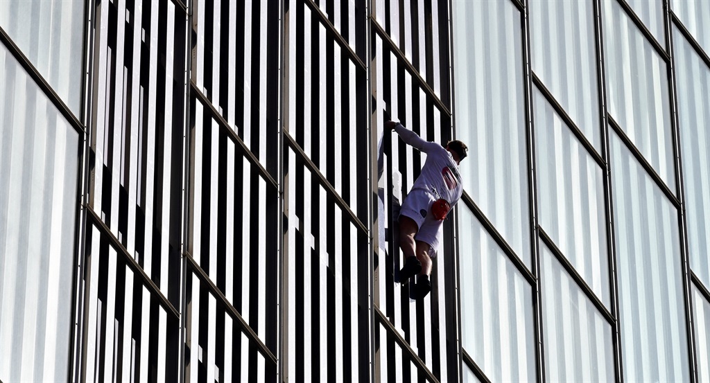 British skyscraper climber George King free scale