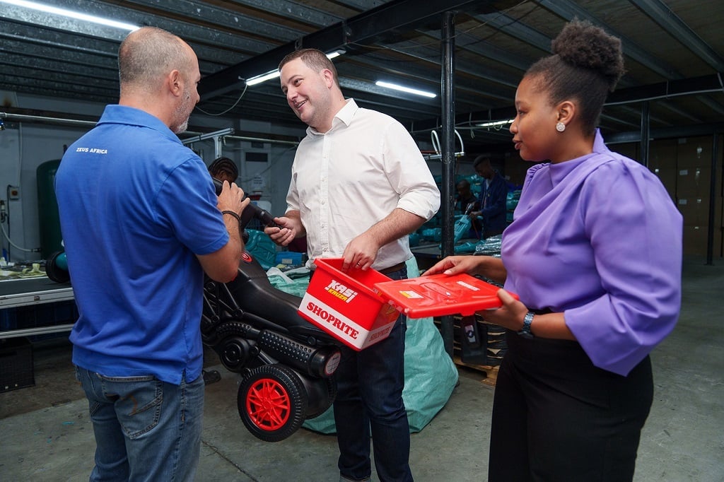 Cape Town Mayor Geordin Hill-Lewis (middle) inspects a newly built Kazi Krusa ride-on with Hope Sonic co-founder Strati Zitianellis (left) and Maude Modise, general manager for enterprise & supplier development at the Shoprite Group.  (Shoprite Group)