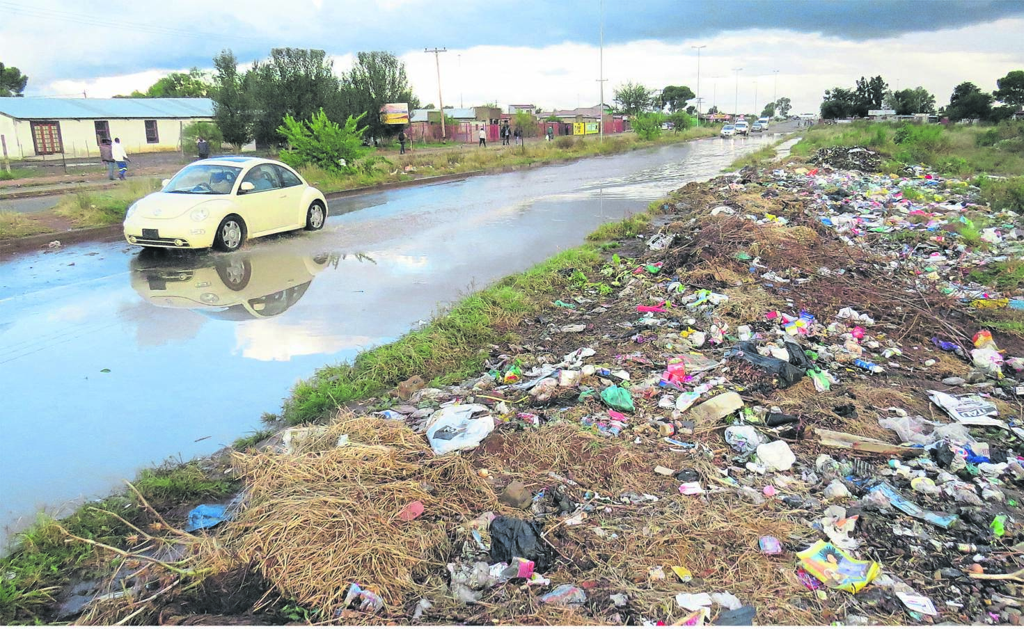 Littering in the Mangaung Metro Municipality continues to cause problems. Photo: Teboho Setena