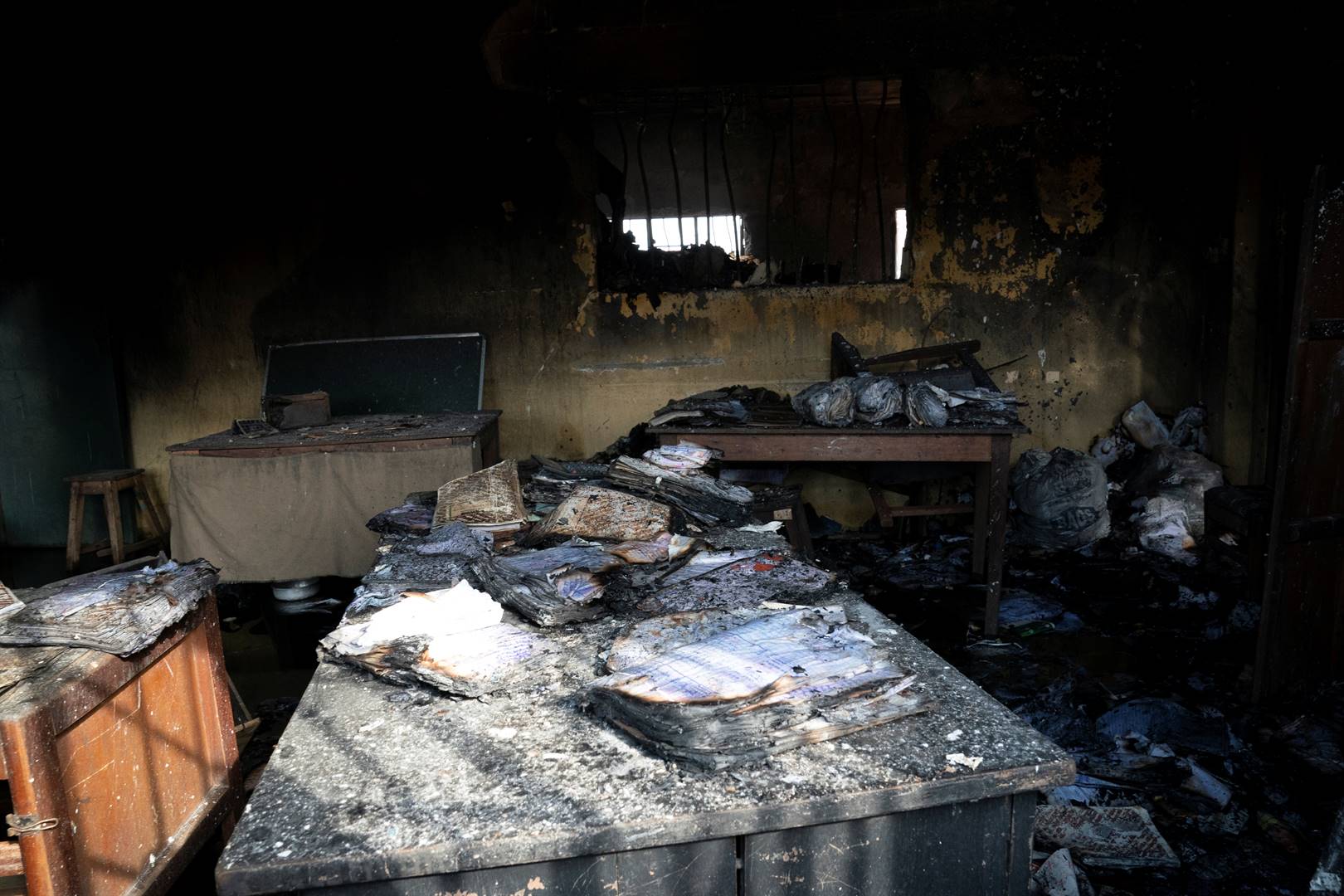 Verbrande boeke in die tronk in Nigerië wat die aanvallers met plofstof oopgeskiet het.  Foto: Reuters