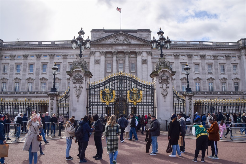 Crowds gather outside Buckingham Palace following 