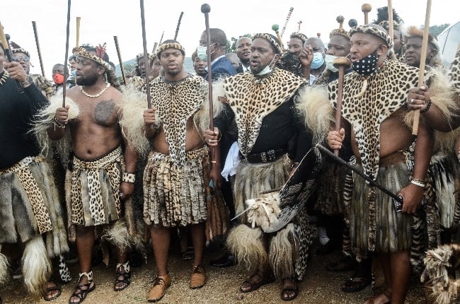 King Misuzulu (middle) flanked by warriors known as amabutho. (PHOTO: GALLO IMAGES/GETTY IMAGES) 