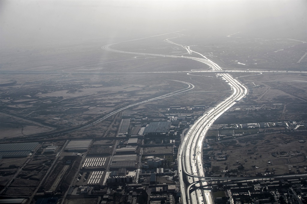 Una vista aérea de un tramo de carretera en las afueras orientales de la capital de Egipto, El Cairo, a lo largo de la carretera principal que conecta El Cairo a través del "Nueva Capital Administrativa" megaproyecto y terminando en la ciudad portuaria oriental de Suez.