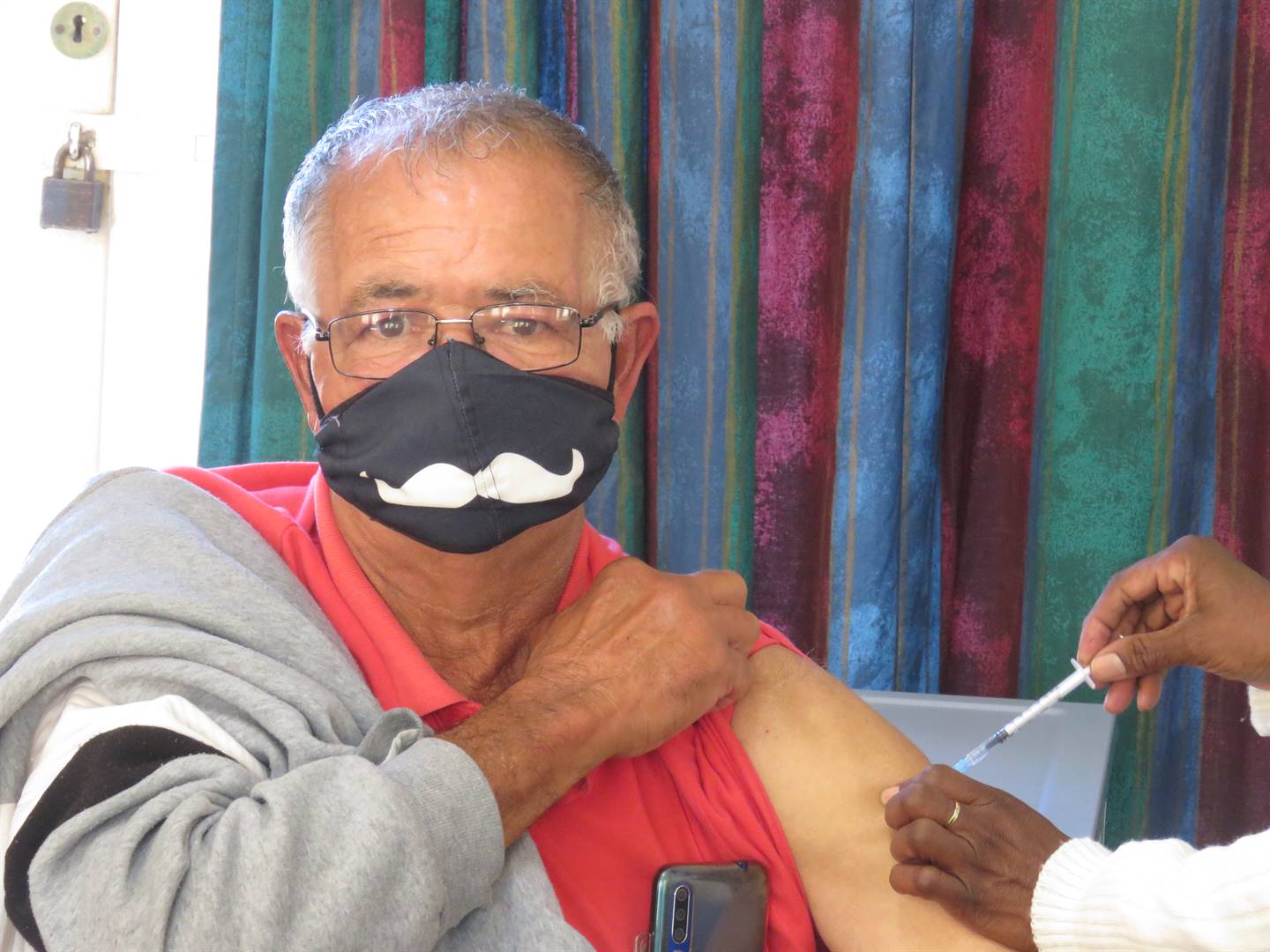 Dennis Adonis (70) van Florida is Woensdag by die Discoverers-gemeenskapsgesondheidsentrum ingeënt. Foto: Brümilda Swartbooi