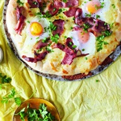 Bacon and egg pizza