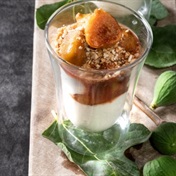 Pudding glasses with fig crumble cream