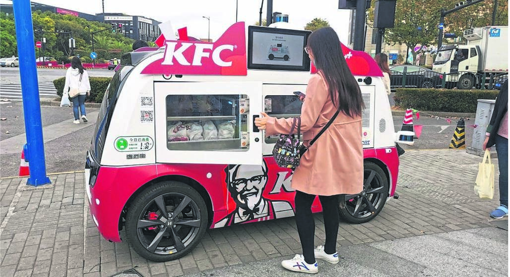 Neolix’s delivery bot delivering KFC in Shanghai. 