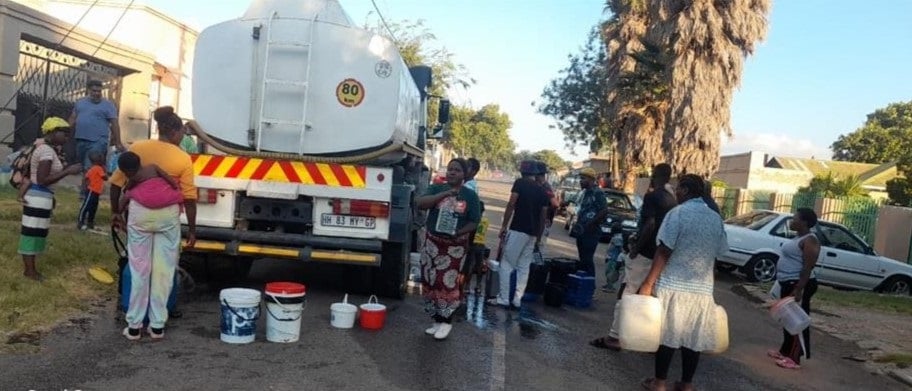 Residents in Crosby, Johannesburg, fetch water from a tanker on Lismore Ave. (@JHBWater/X, formerly known as Twitter)