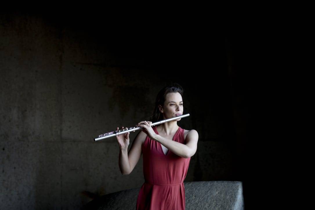 Louisa Theart met die fluit wat gesteel is.  Foto: Landi Groenewald