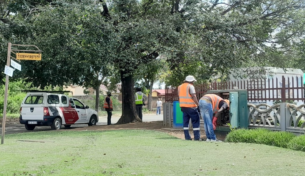 Emfuleni Local Municipality officials cutting off electricity in the Vanderbijlpark townhouses. Photo by Tumelo Mofokeng