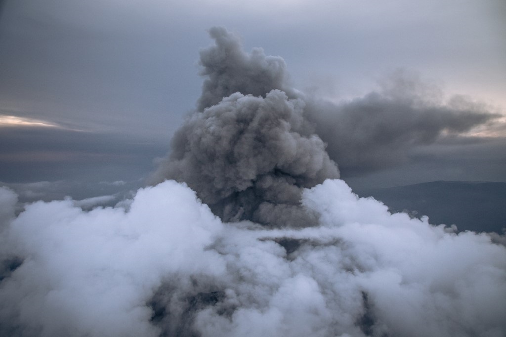 This aerial photo taken on May 30, 2021 shows the column of ash expelled from the crater of Nyiragongo volcano, north of Goma, the provincial capital of North Kivu. (ALEXIS HUGUET / AFP)