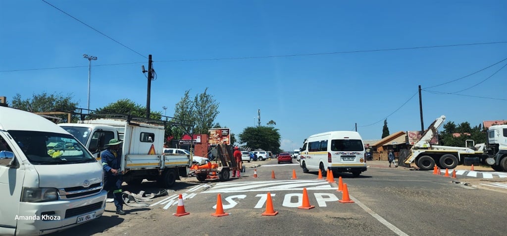 Emalahleni municipal workers preparing for President Cyril Ramaphosa's visit to Mpumalanga on Thursday. (Amanda Khoza/News24)