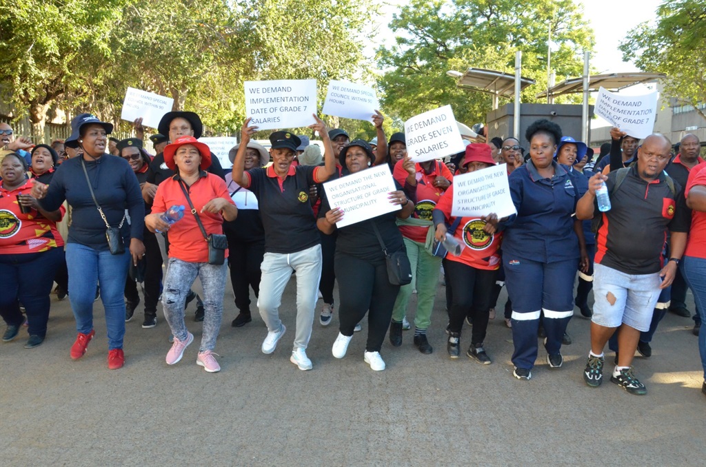 Samwu members embarked on a strike on Monday outside the municipality premises. Photo by Rapula Mancai