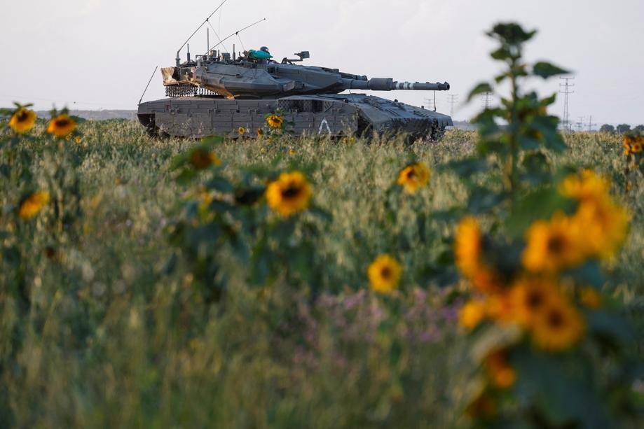 A tank maneuvers near the Israel-Gaza border, amid the ongoing conflict between Israel and the Palestinian Islamist group Hamas, as seen from Israel's border with Gaza in southern Israel, March 6, 2024. REUTERS