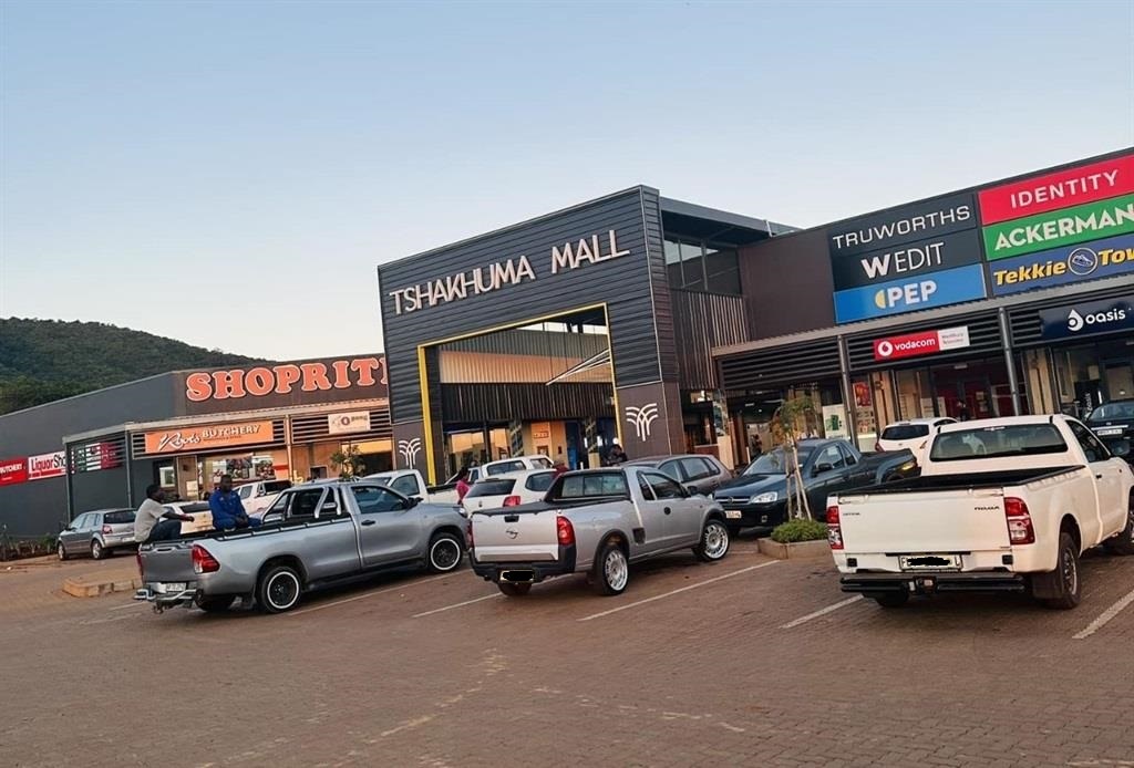 Four gunmen allegedly robbed a shop at Tshakhuma Mall. Photo by Thembi Siaga