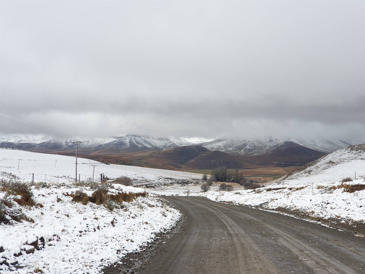 The R58 between Elliot and Barkly East in the high mountains of the Eastern Cape was covered with snow on Wednesday Photo: Storm Report SA/Twitter 