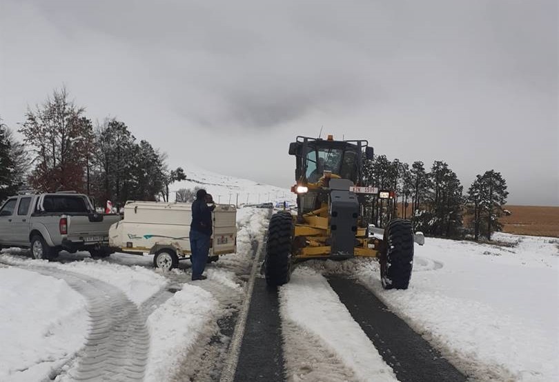 Specialised graders had to be used to clear snow blocked roads in between Underberg and Kokstad. 