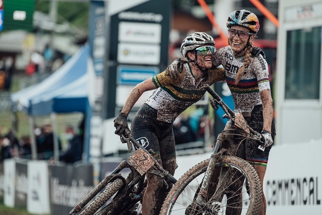 Pros don't mind riding in mud, because they don't have to wash the bikes (Photo: Red Bull content pool)