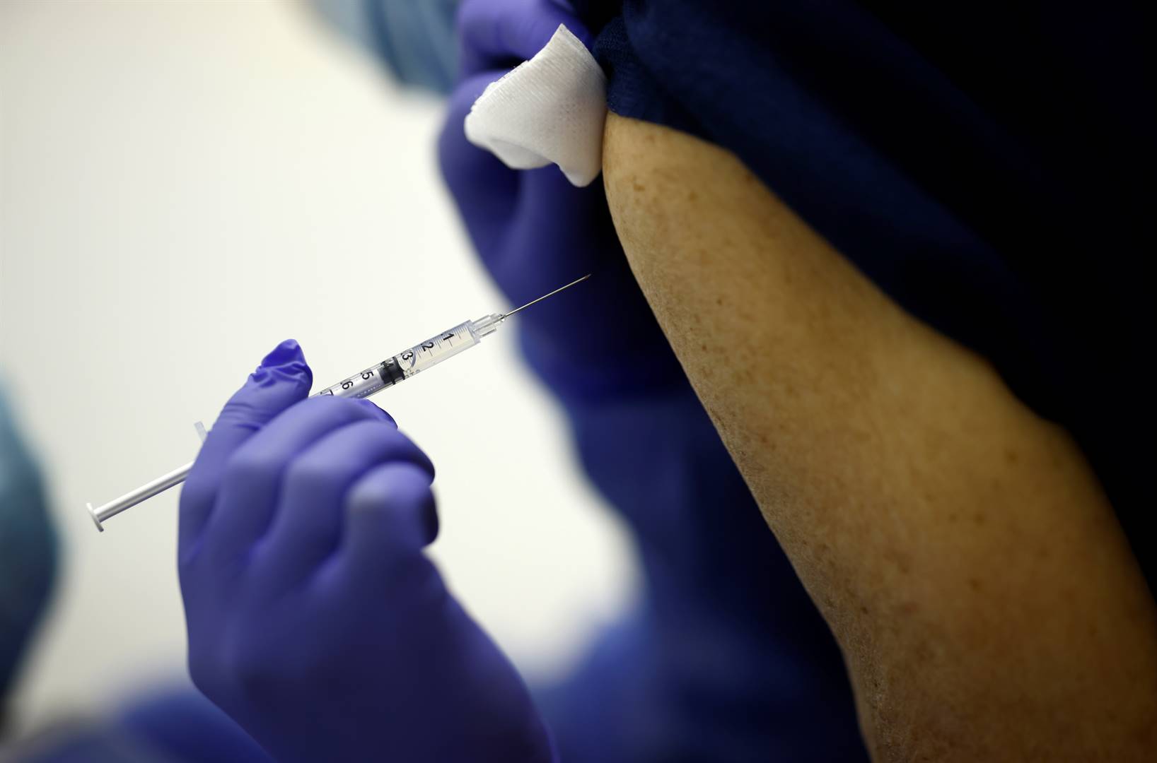 ’n Inenting van Pfizer teen Covid-19. Foto: Reuters 