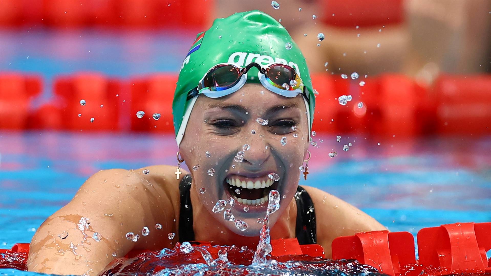 Ten spyte daarvan dat Tatjana Schoenmaker in Tokio ’n triomftog gehad het wat ’n wêreldrekord, twee Olimpiese rekords, ’n goue en ’n silwermedalje ingesluit het, kan Suid-Afrika se sportbase nie waarborg dat sy finansieel beloon sal word nie.   Foto: Reuters