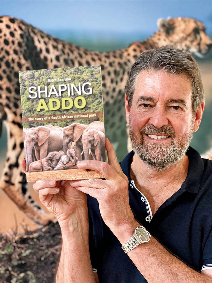 Mitch Reardon met sy boek, Shaping Addo – The story of a South African national park.  Die boek is ’n moet vir alle Addo-liefhebbers en sal jou met nuwe oë na dié spesiale park laat kyk. 