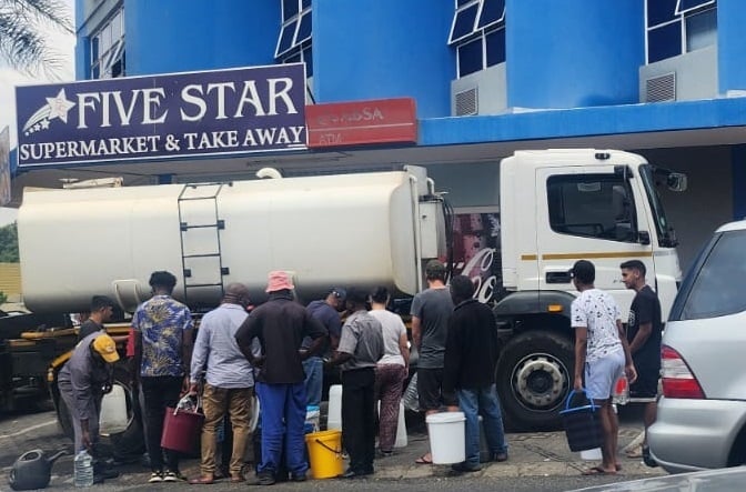 Residents in Randburg fill up with water from a tanker. (Belinda Pheto/News24)