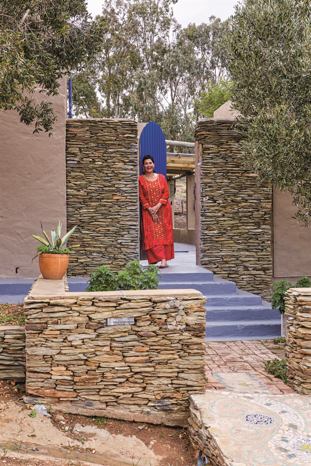 Terry says she regards Barrydale’s slate walls as being synonymous with the Little Karoo. “They’re not only beautiful, they’re also a form of landscape art. Many of the locals are skilled at stacking slate walls.”