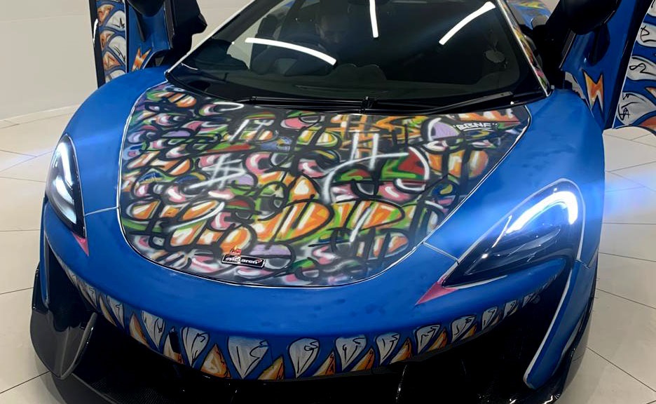 Visual artist Cee The Kreator also mesmerised guests when he created custom painted artworks on two super cars on the night.

   