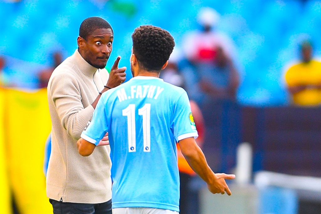 PRETORIA, SOUTH AFRICA - DECEMBER 10: Mamelodi Sundowns coach Rulani Mokwena argue with Abdel Mohamed of Pyramids FC during the CAF Champions League match between Mamelodi Sundowns and Pyramids FC at Loftus Versfeld on December 10, 2023 in Pretoria, South Africa. (Photo by Lefty Shivambu/Gallo Images)