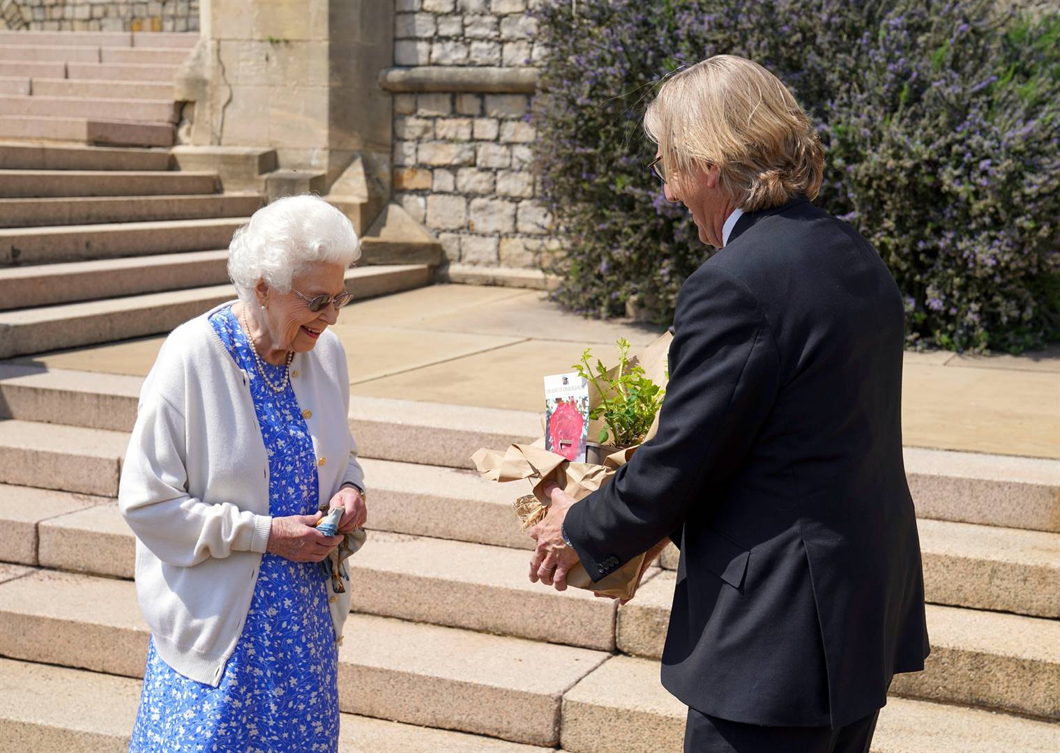 Die roos wat na prins Philip, hertog van Edinburg genoem is, is verlede week aan koningin Elizabeth oorhandig.  Foto: Twitter/The Royal Family
