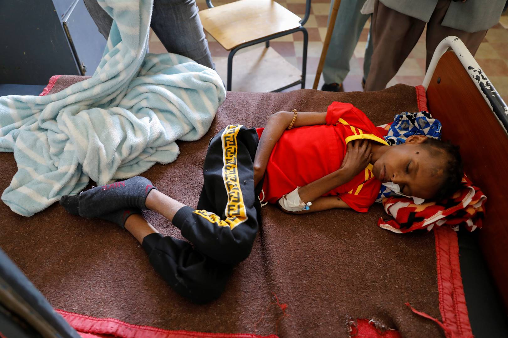 Adan Muez (14) lê in die Adigrat-hospitaal in Adigrat in Tigray, Ethiopië. Die foto is in Maart geneem.    Foto: Reuters