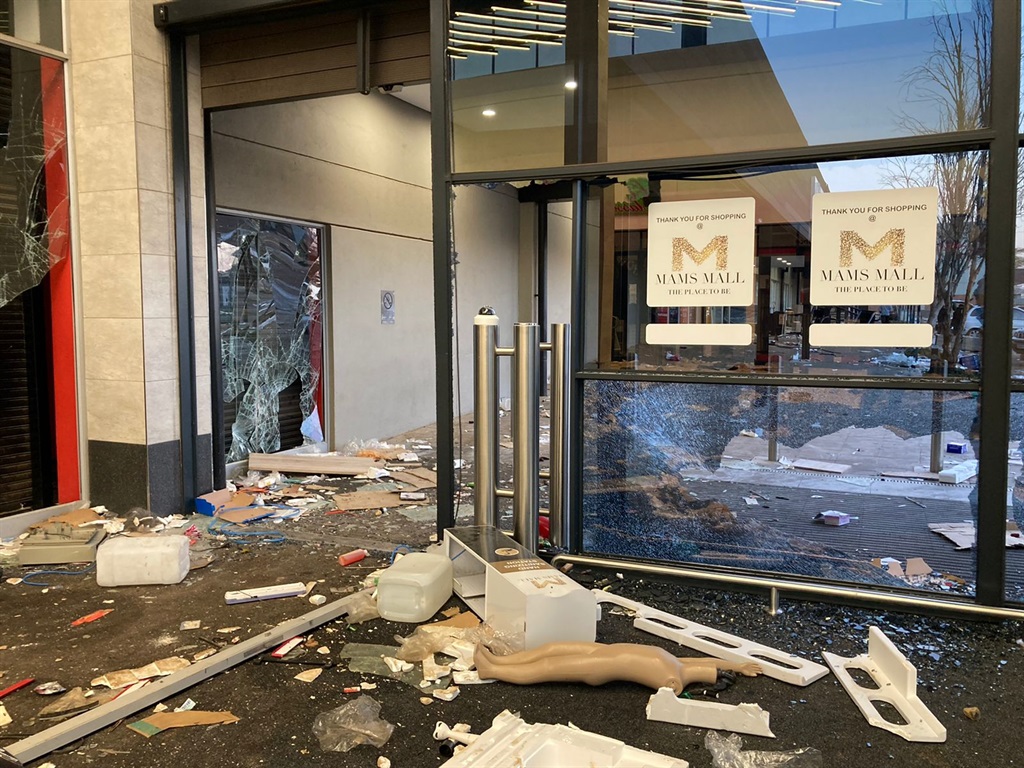 Looters descended onto Mams Mall in Pretoria