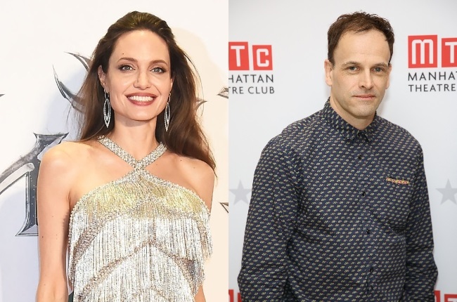 Even though Angelina Jolie and Jonny Lee Miller parted ways in 1997, the pair have remained in touch. (Photos: Getty Images/Gallo Images)