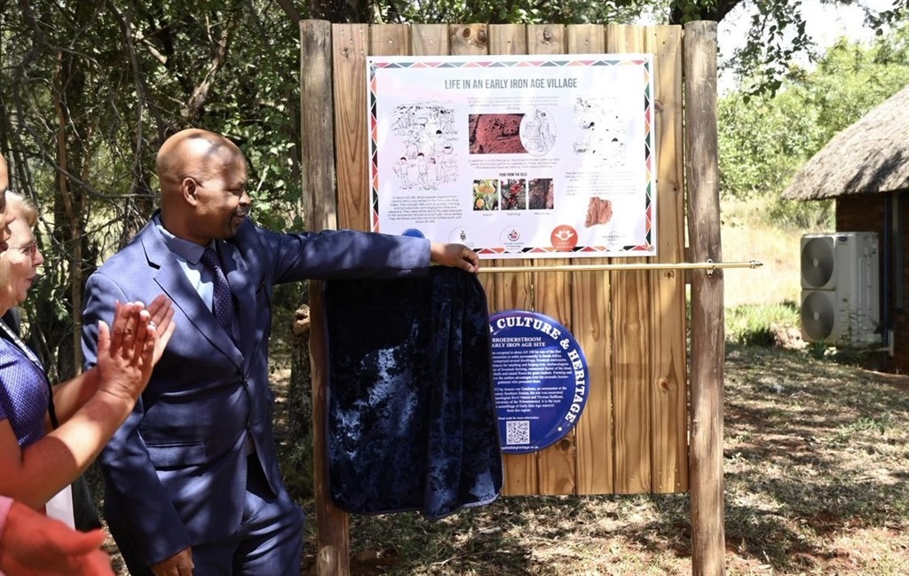 TUT Vice-Chancellor and Principal Prof Tinyiko Maluleka unveiled The Blue Plaque at Toppieshoek as a national heritage site. Photo Supplied