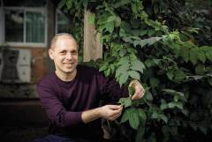 Dr. Shilo Rosenwaser van die Hebreeuse Universiteit van Jerusalem het navorsing gelei waarin ’n biosensor ontwikkel is om die vroeë stresreaksie van aartappelplante te meet. FOTO: HUJ 
